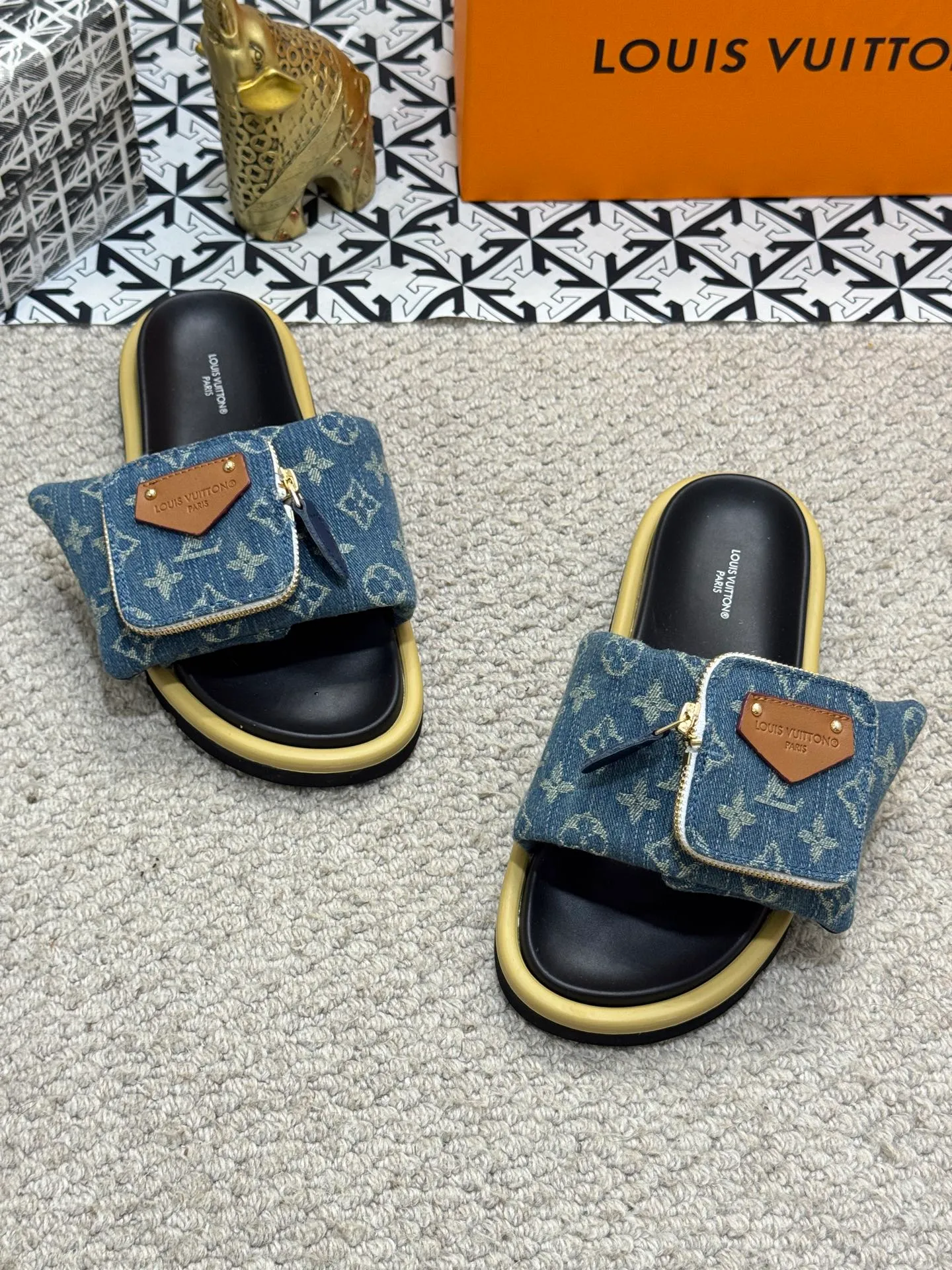 Men's shoes 💰400 [New style] 🦇🦇Top original order [Louis Vuitton] Couple style 👫Spring and summer style🎯🎯As an active family in the fashion industry ⭐ Lv is characterized by bold innovation ⚡Fabric down cloth🔥 Combined outsole, clean and tidy ⚡Fashionable and generous🌹Multiple colors available..Size: 36-44 (45 customized